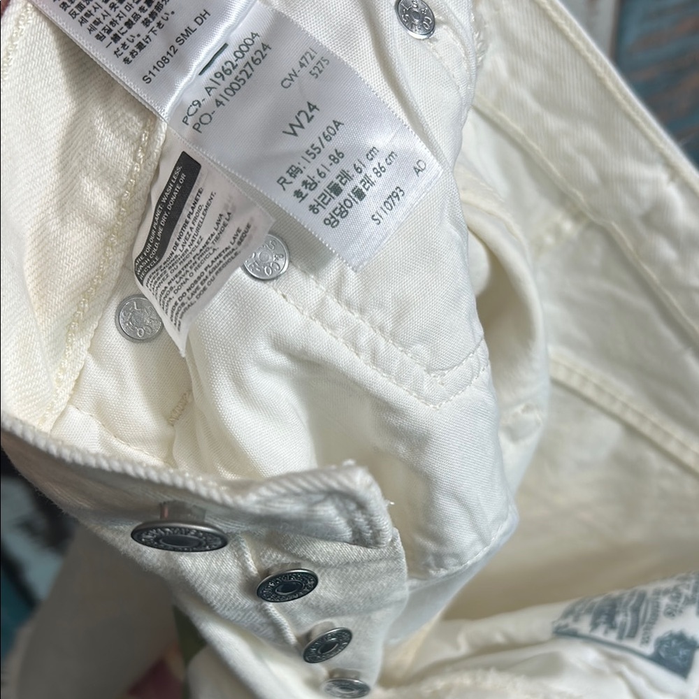 Levi’s 501 24 Stylish Cream Shorts with love design - Picture 16 of 16